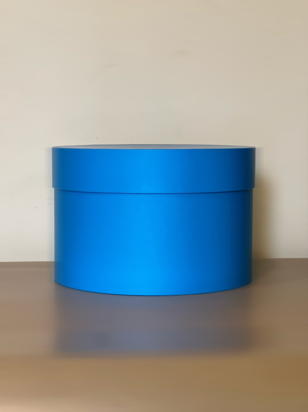 Короткая круглая коробка 22,5 см . Цвет:  Ярко голубой  .Розница 350 рублей .