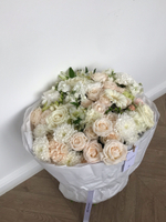 Букет из хризантемы, гвоздики и кустовой пионовидной розы