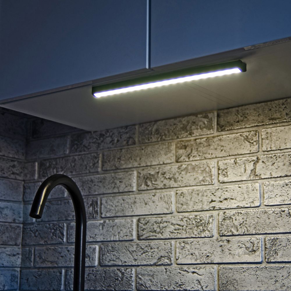 ULI-Q951 6W-4000K IP20 BLACK Светильник линейный светодиодный аналог Т5. 230В. Кабель 0.9м с вилкой и крепление в-к. Белый свет 4000K. Корпус черный. TM Volpe