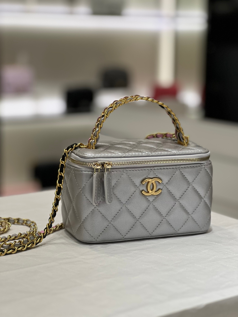 Chane1 Vanity with Chain