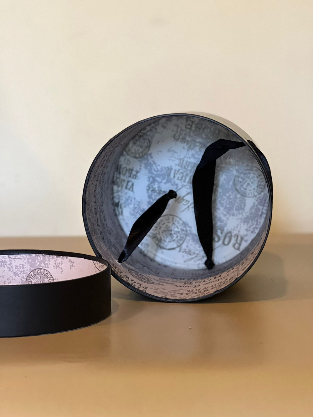 Шляпная коробка эконом 14 см . Цвет; Черный . Розница 350 рублей .