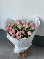 Букет из 25 розовых пионовидных тюльпанов и ромашки