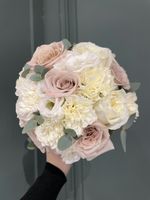 Свадебный букет из одноголовых роз, эвкалипта, диантусов и лизиантуса