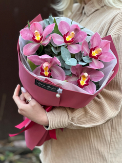 Букет из орхидеи цимбидиум и эвкалипта
