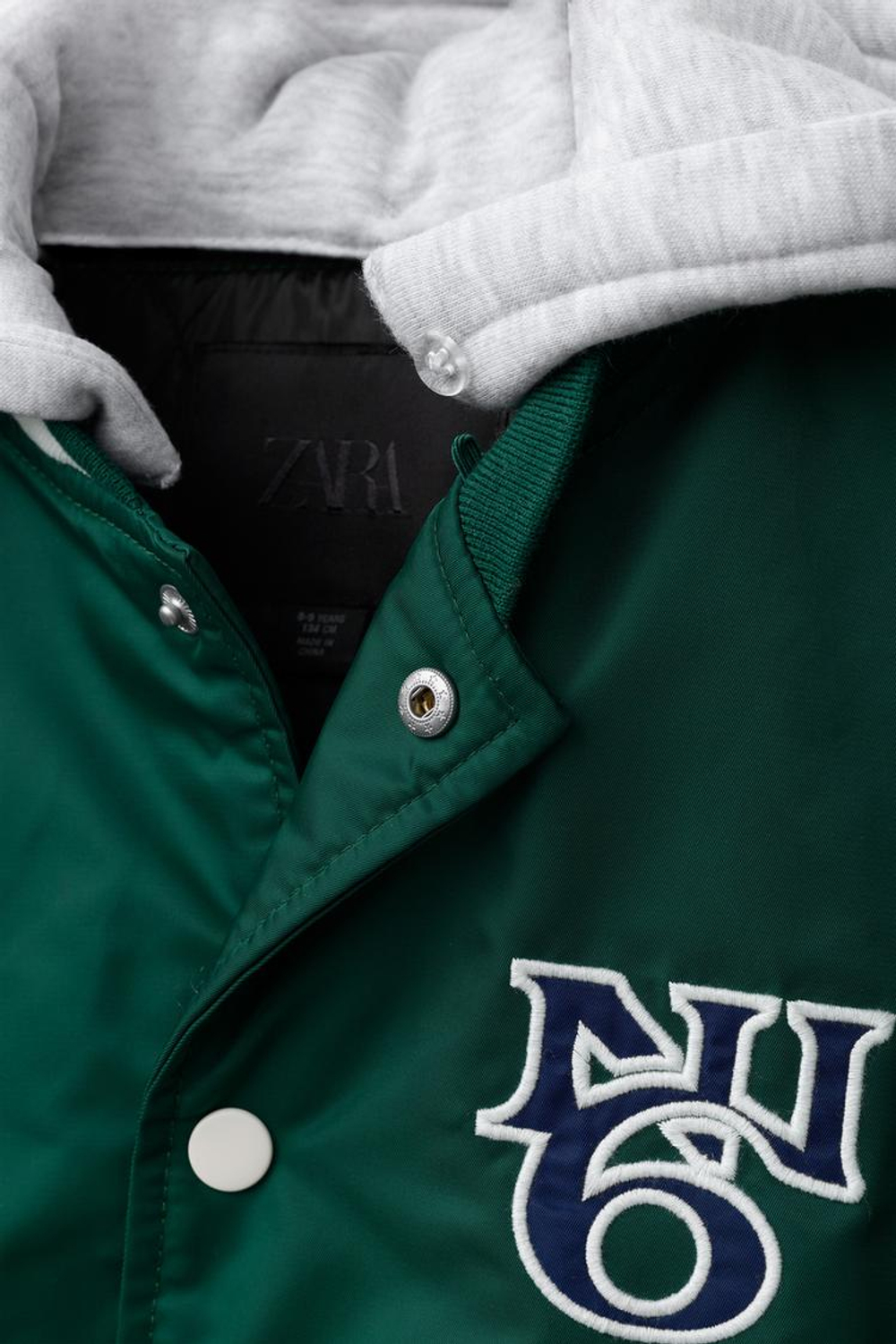 ZARA НЕЙЛОНОВЫЙ БОМБЕР С НАДПИСЬЮ И СЪЕМНЫМ КАПЮШОНОМ, ЗЕЛЕНЫЙ