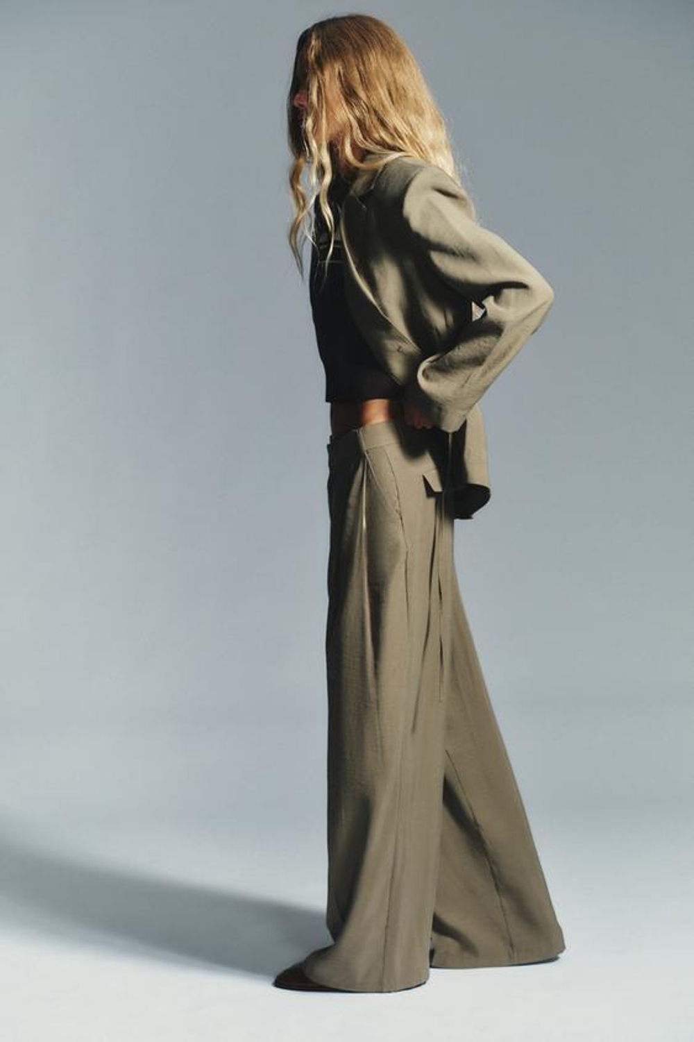 ZARA БРЮКИ С ДВУМЯ СКЛАДКАМИ И КЛАПАНАМИ, ТЕМНЫЙ ХАКИ