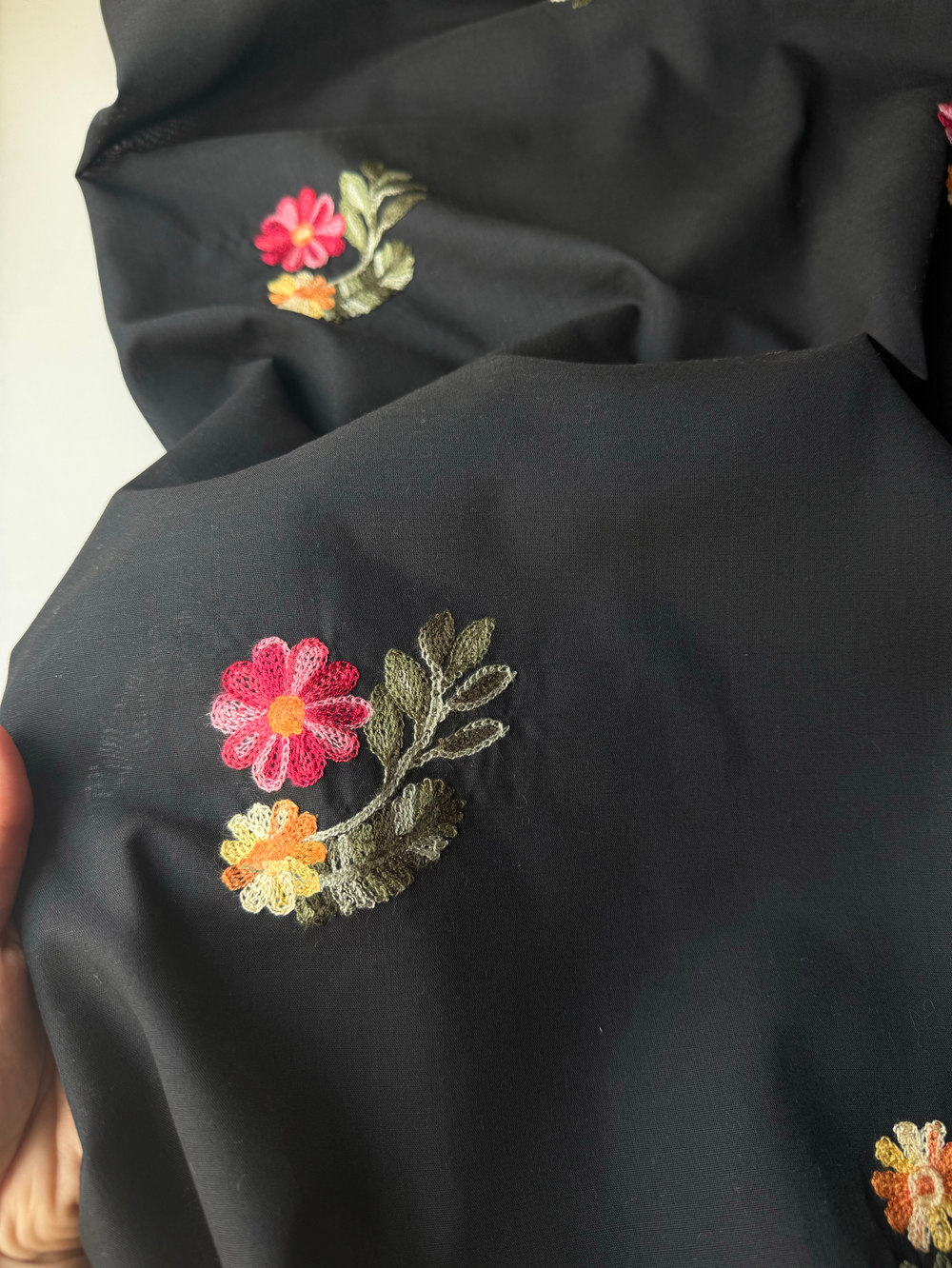 Вышивка с цветами Пава (черный фон)