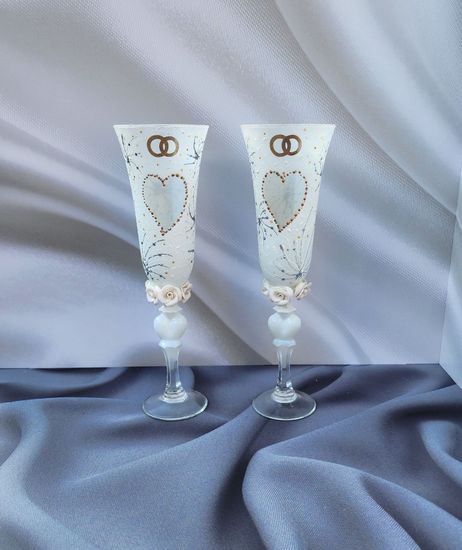 Свадебные бокалы , белые с сердцем и цветочками на ножке
