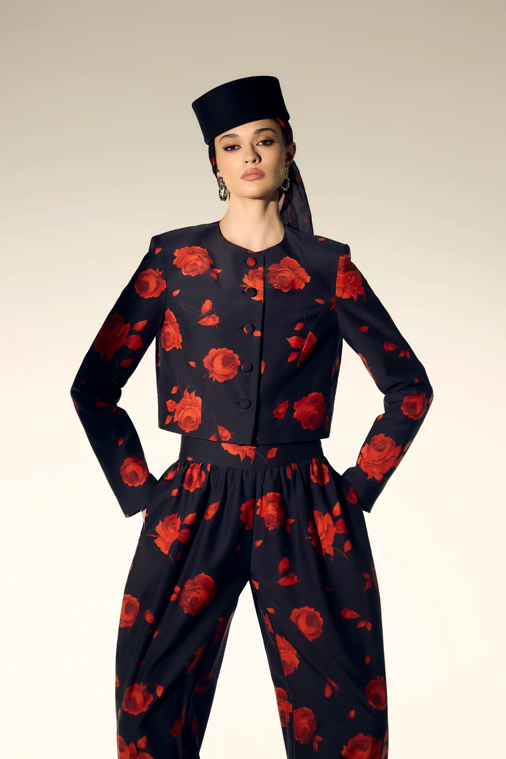 Пионелла (Pionella), жакет из черного батиста с цветочным принтом