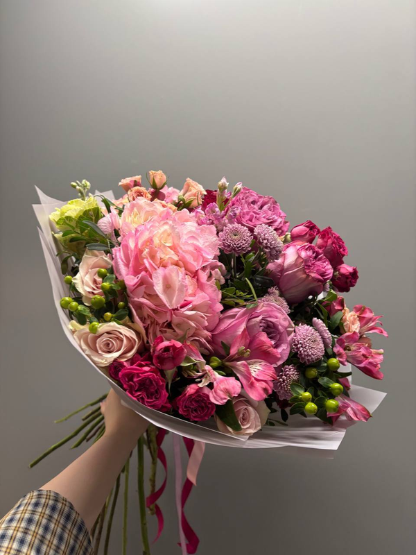 Нежный букет "Малиновые акценты"