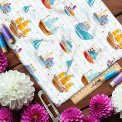 Ткань атлас детские кораблики на белом фоне