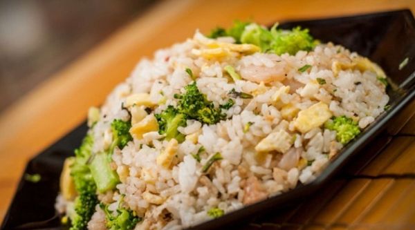 Рецепт жареного риса по тайски с яйцом и овощами