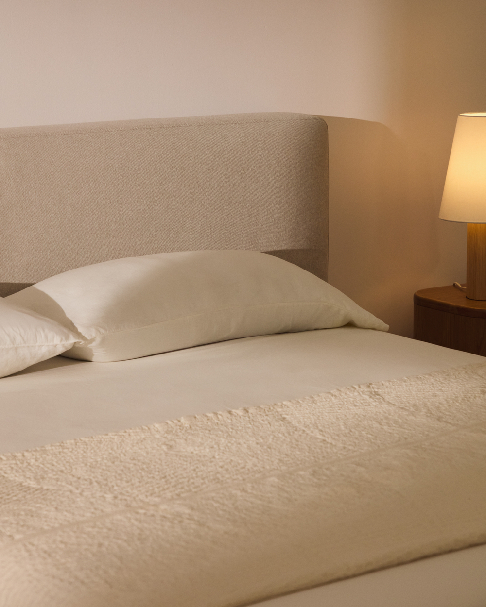 Изголовье Blok цвета экрю со съемным чехлом для кровати шириной до 160 см