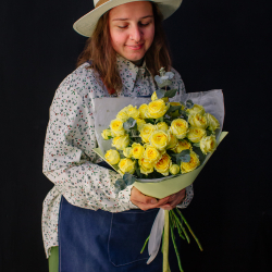 37. Сочный моно-букет из кустовых пионовидных роз