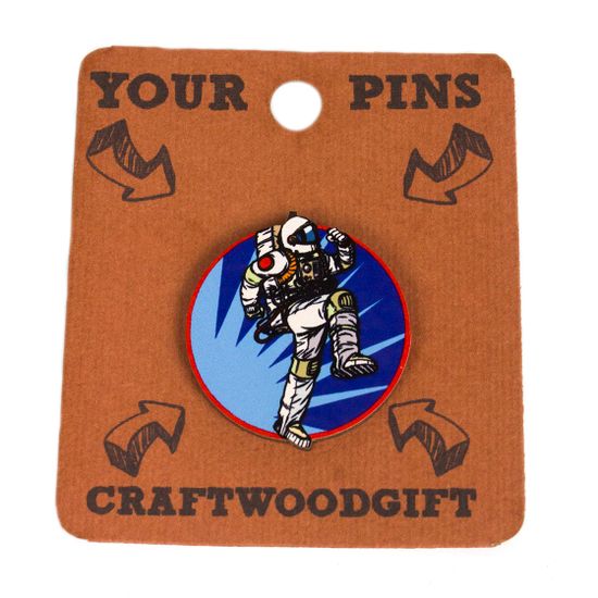 Деревянный значок. Space Man