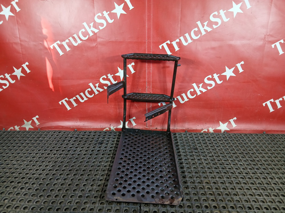 Лестница за кабиной