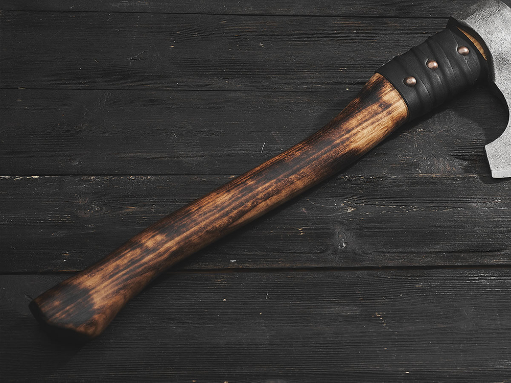 Топор "Брату от брата", рукоять комель берёзы (обжиг)