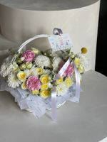 Корзина сборная из кустовой пионовидной розы, диантусов, хризантемы и маттиолы