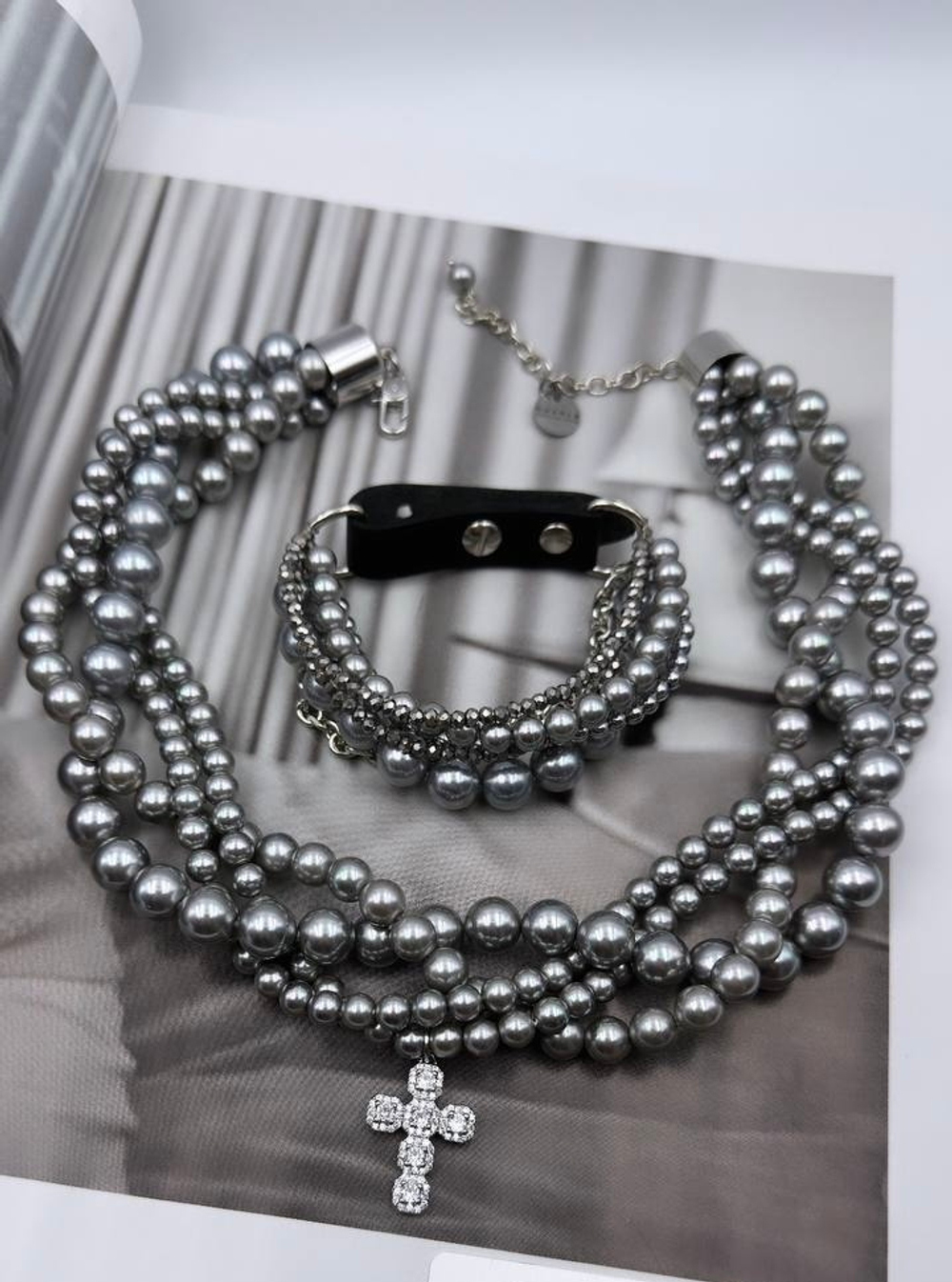Колье "Одри" переплетеные нити серого жемчуга Майорка с крестом из цирконов, оттенок серебро