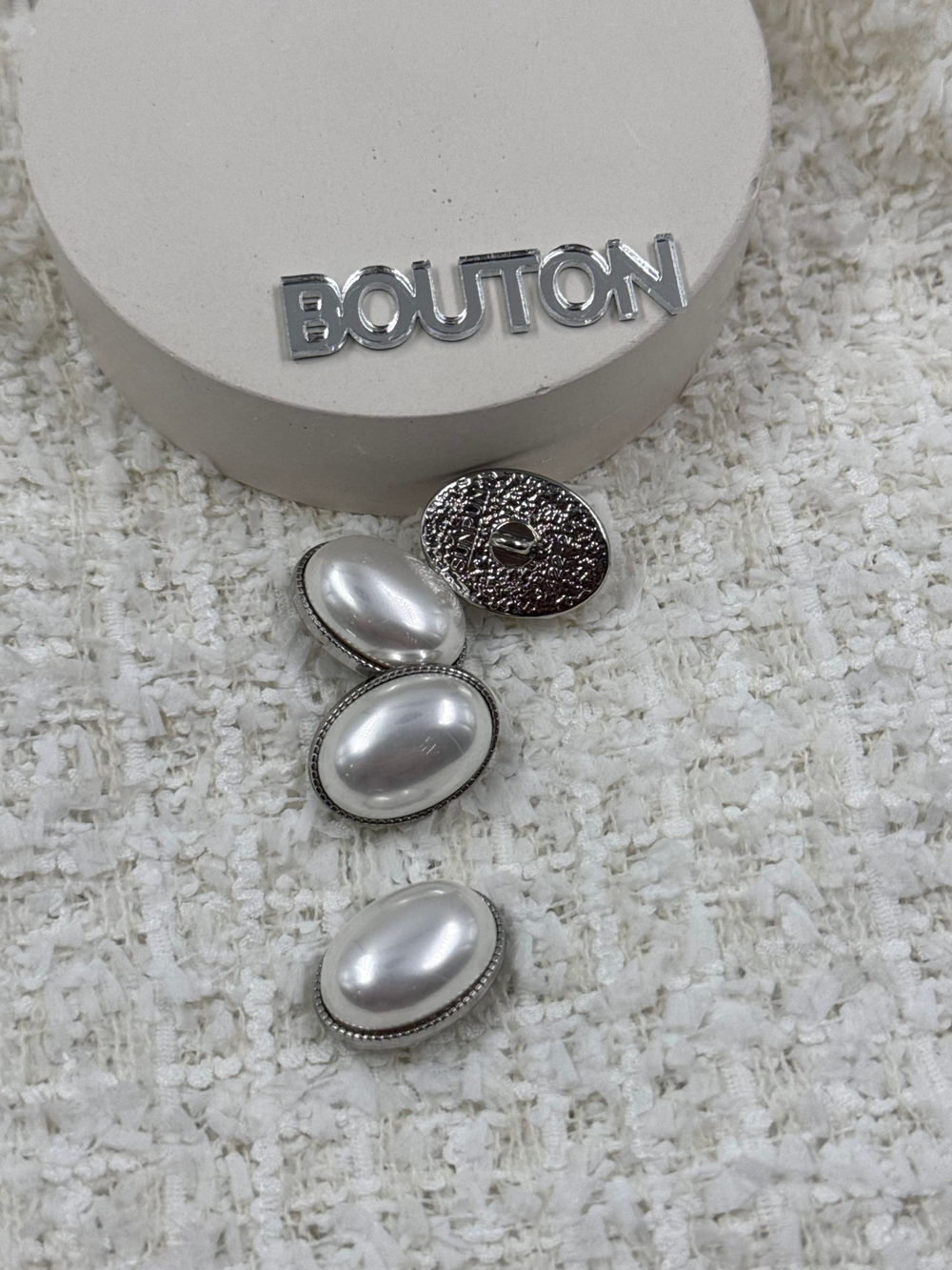 Пуговицы серебристые овальные с крупной жемчужиной