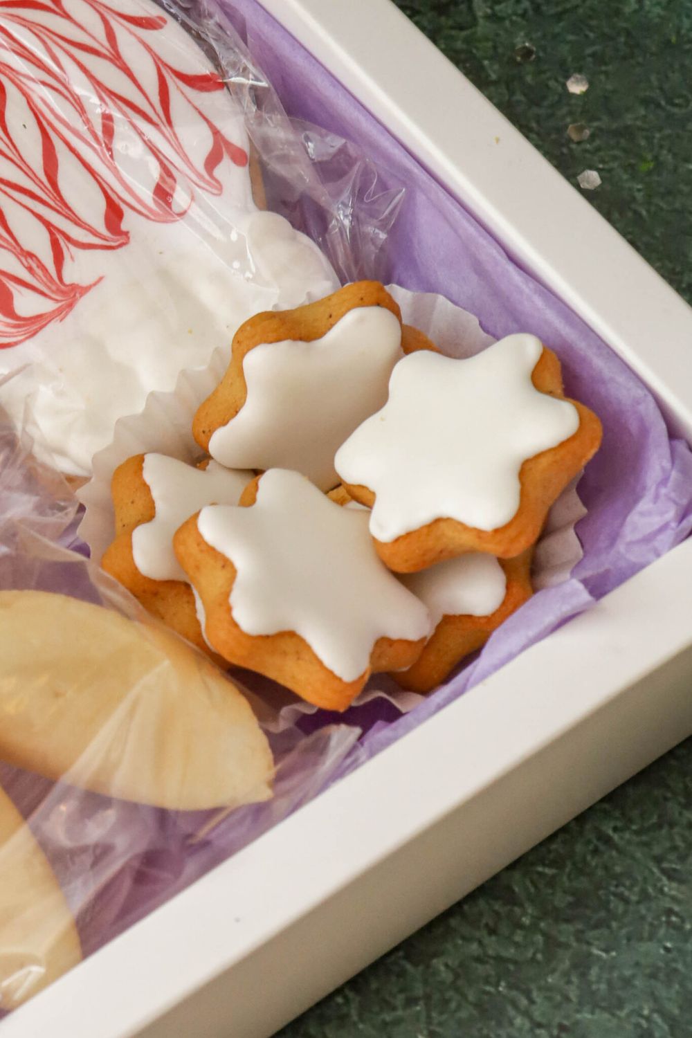 Шесть мини пряников снежинок, новогодний мини пряник, три печенья с предсказаниями