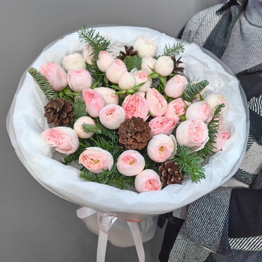 Букет из кустовых пионовидных роз "Mansfield park" с зимним декором