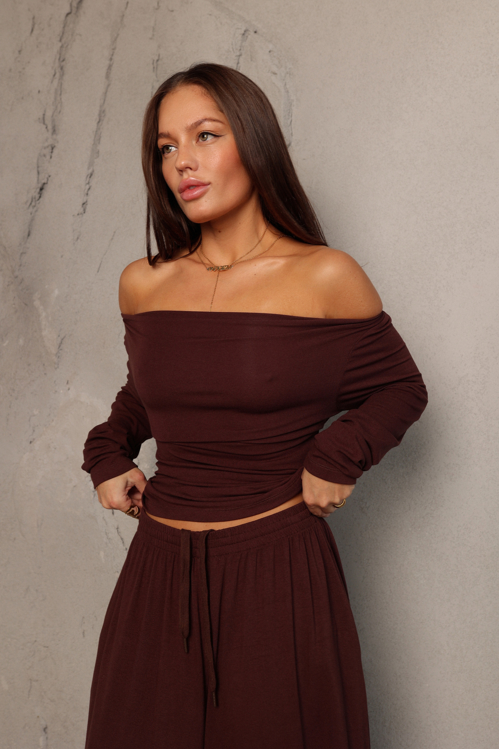 Лонгслив с открытым плечом из тонкого трикотажа