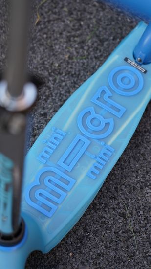 Самокат Mini Micro Deluxe Glow Plus (светящийся) LED арктический синий