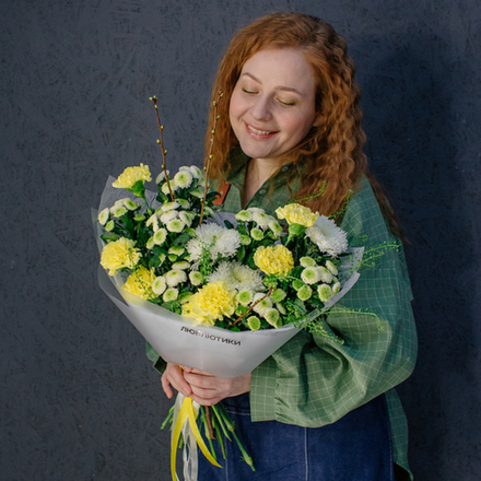 134. Суперстойкий букет в весенних оттенках с ветками вишни