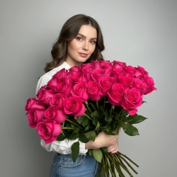 Малиновые розы сорта Пинк Флойд в монобукете.