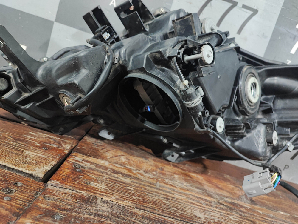 Фара правая LED Toyota Land Cruiser Prado 150 13-17 Б/У  8114560J20