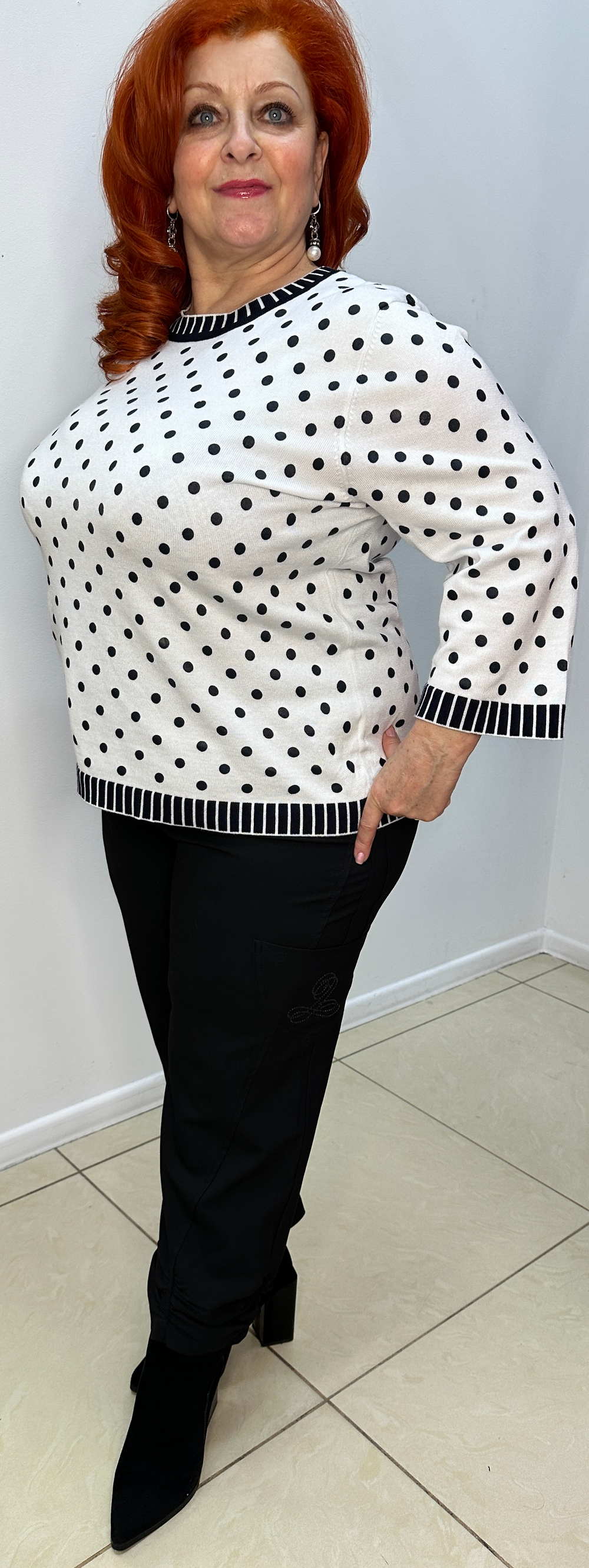 Белый джемпер в горошек