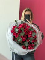 предзаказ - моно букет из кустовых роз и эвкалипта