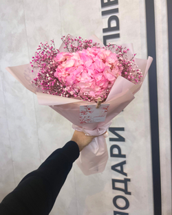 Букет из гортензии и гипсофилы