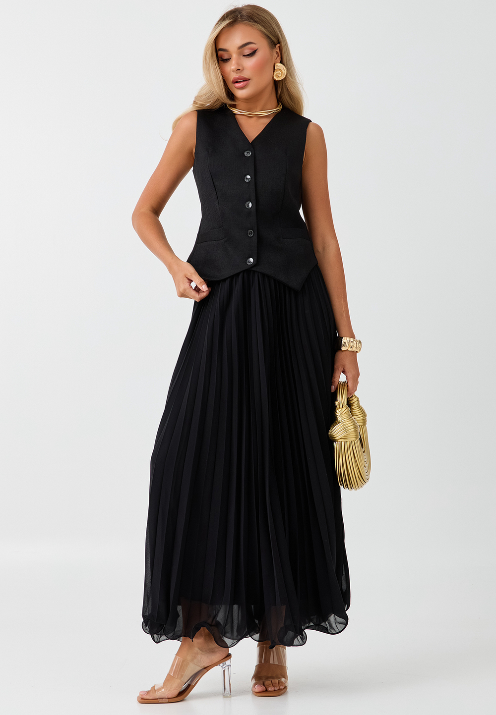 Жилетка с чёрными пуговицами