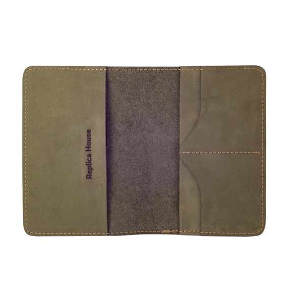 Обложка для паспорта Лев из светло зеленого нубука в развернутом виде без наполнения.