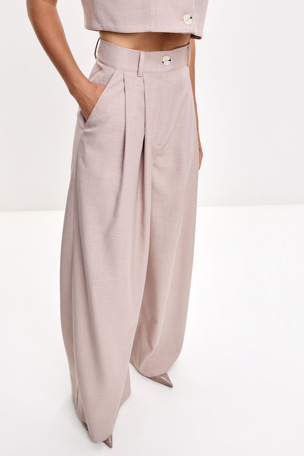 Свободные брюки с защипами серо-бежевого цвета