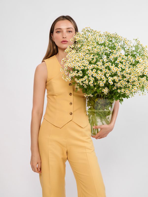 ЖИЛЕТ НА ПУГОВИЦАХ ЦВЕТА КУРКУМА