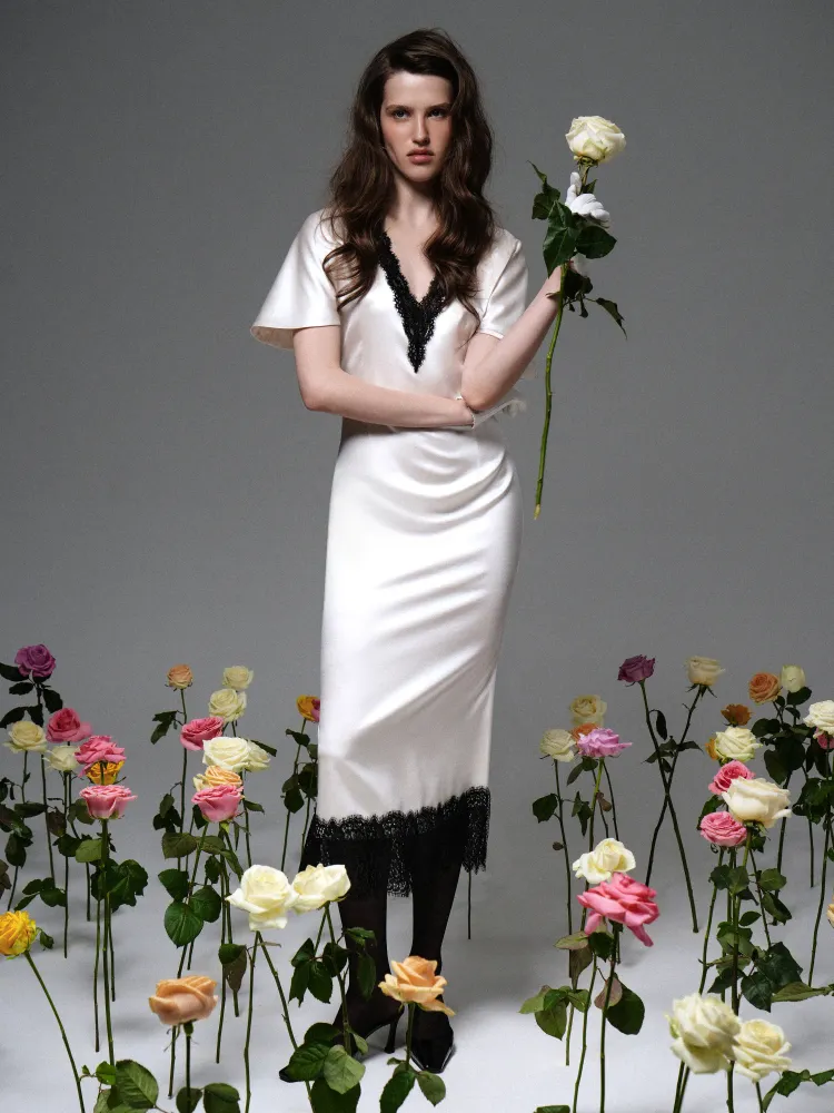 Одэтт миди (Odette midi), платье миди из молочного атласа, с отделкой черным кружевом