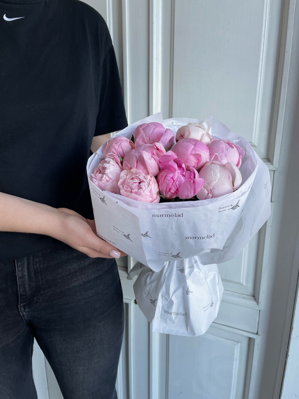 Букет 11 розовых пионов в фирменном оформлении