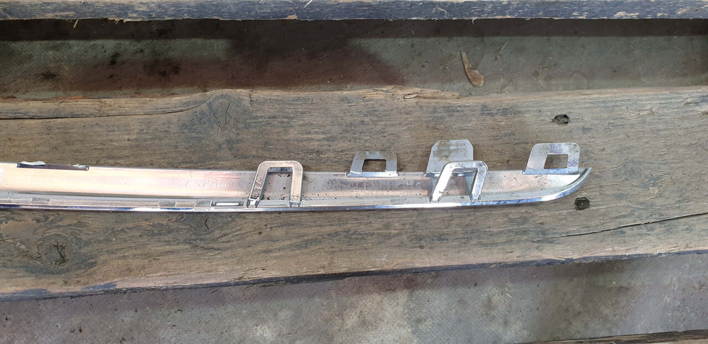 Молдинг решетки радиатора Mercedes C (W205) 14-18 Б/У Оригинал A2058880373