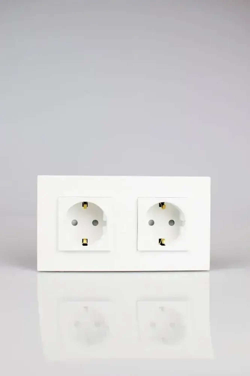 Розетки белые с заземлением, двойная розетка с защитными шторками