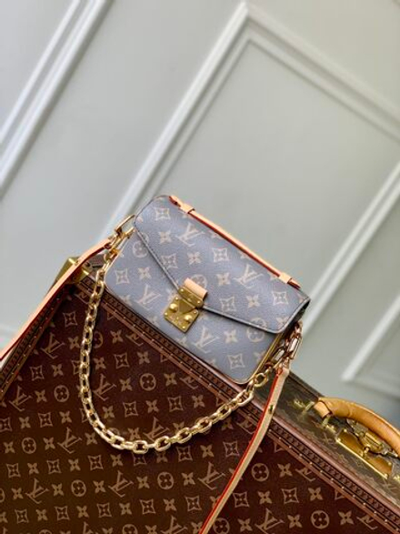 Louis Vuitton Pochette Metis East West