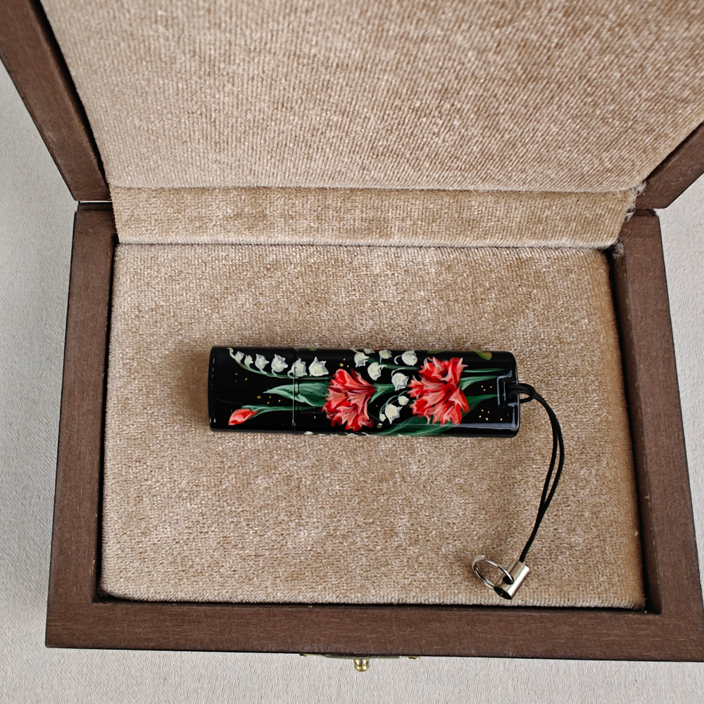 Флешка USB в футляре с ручной росписью "Ландыши и гвоздики"