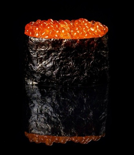 Гункан с лососевой икрой