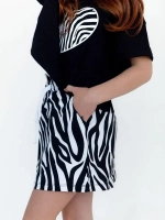 Черно-белый костюм для девочки с юбкой на весну