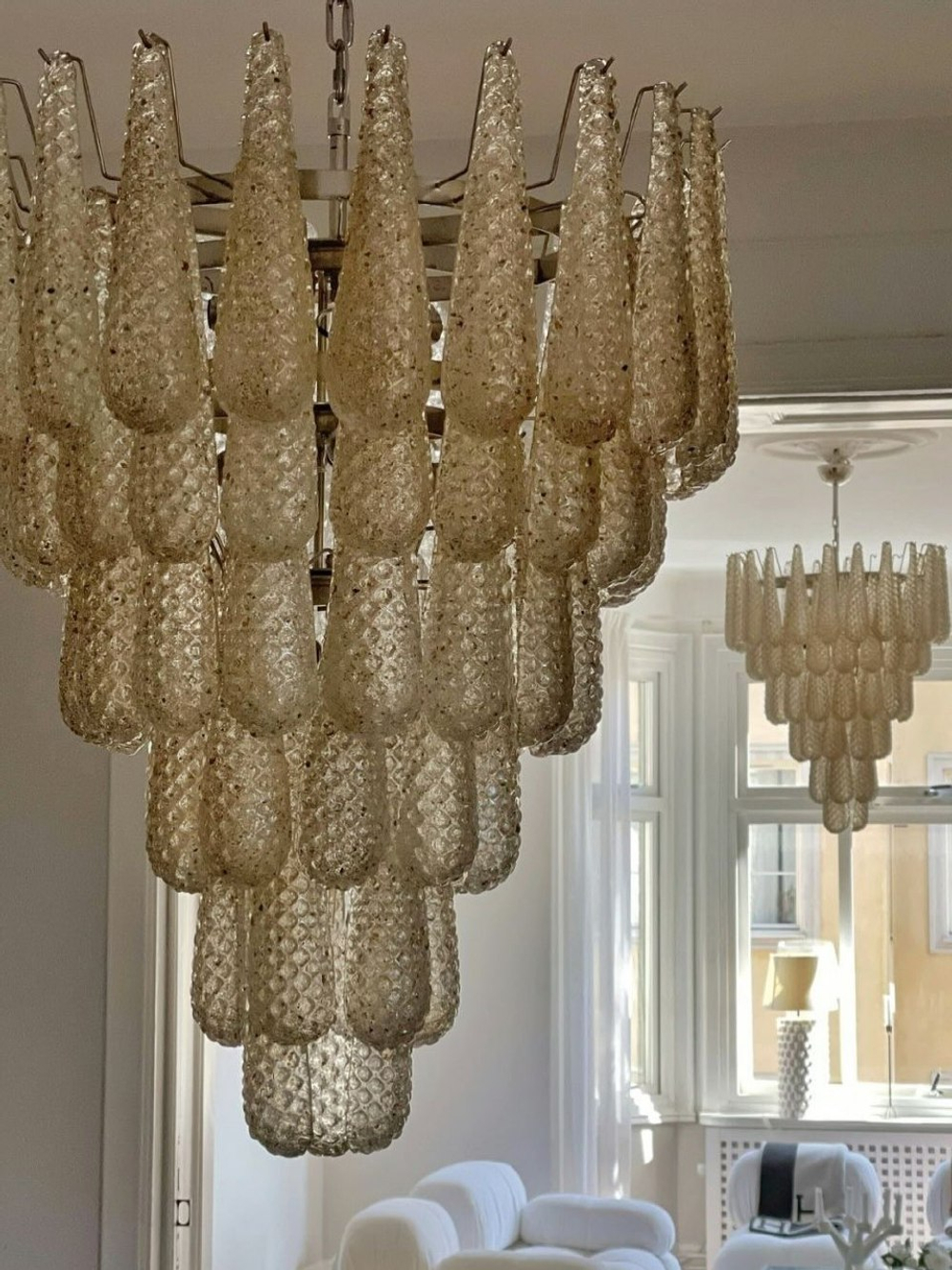 Эффектная люстра с каскадом фактурных стеклянных подвесок ✨