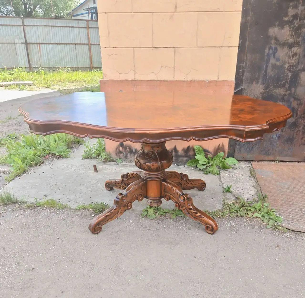 Старинный обеденный стол