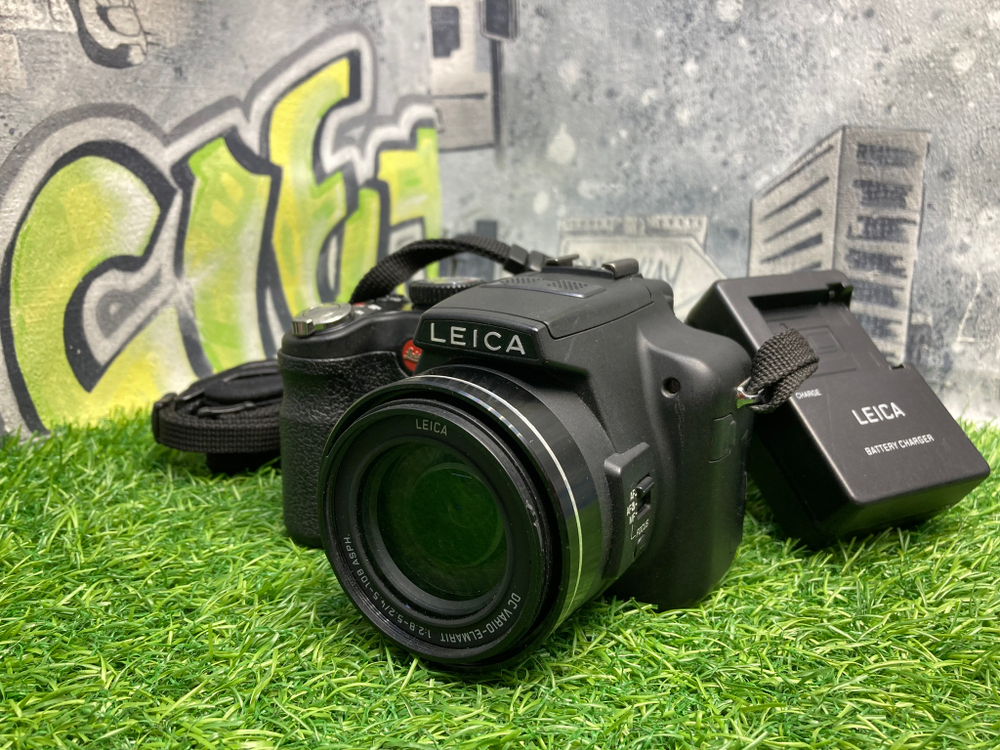 Leica Camera V-Lux 2