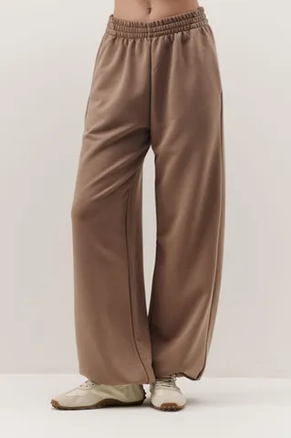 Широкие джоггеры без начеса с утяжкой цвета капучино